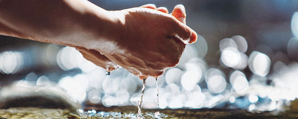水と手